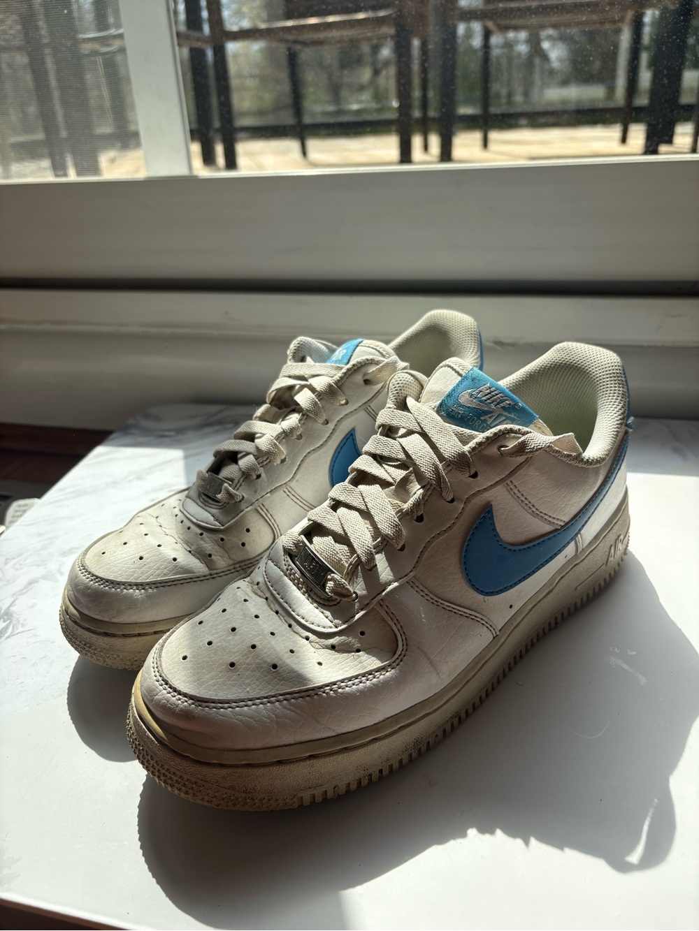 Nike Low-Top Sneakers in White with Light Blue Swoosh